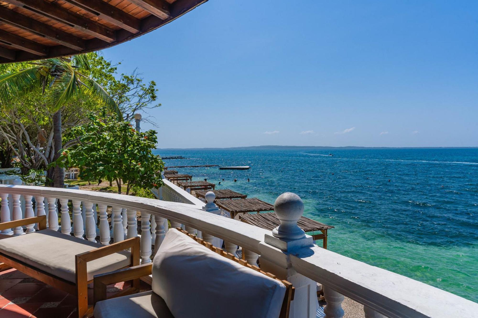 Hotel Cocoliso Island Resort Isla Grande  Exterior photo